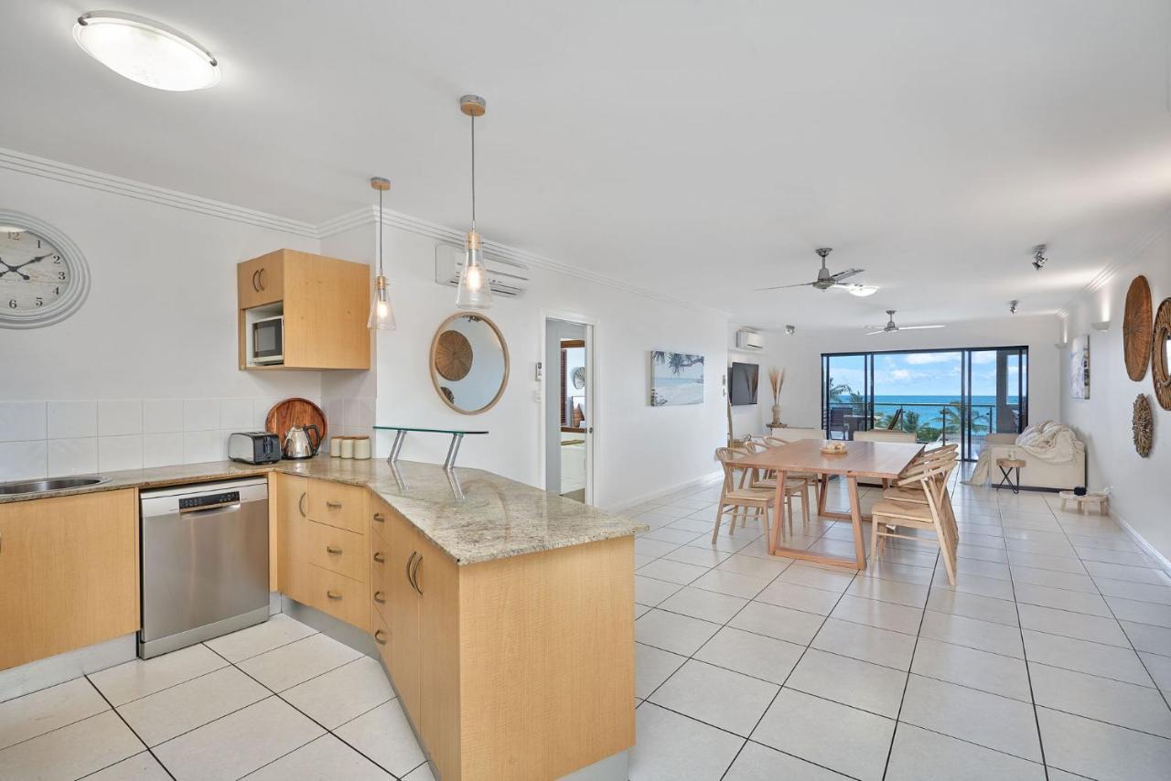 Stunning 2-3 Bed Penthouse Glorious Ocean Views * Trinity Beach